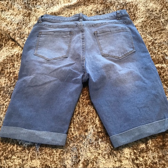 Shredded jean shorts - Picture 2 of 3